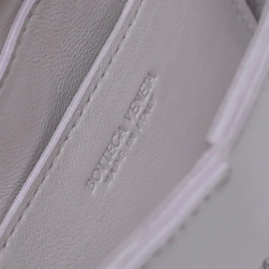 Batch 920 #B家’s new sheepskin checkered Mini cassette Bag. New style in mud and white color combination🎈 This little cutie has been blown away before it’s shipped. Available in waxed leather/sheepskin. Both leathers feel very textured. The cutie is super cute. Although it can’t fit a mobile phone, it can hold a lot of everyday cuties. It can be used as a decoration or a small bag. The mini Tabby can always add points to the look just right. A cute little girl who has a 100% chance of turning heads when traveling. The same style as Get's. The shoulder strap and cross-body length are just right. Perfect~ Size: 12x8x4, style number: 6813#